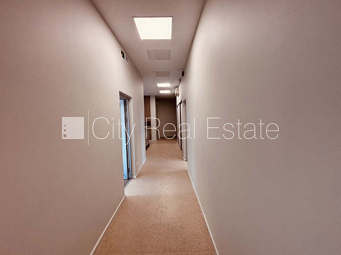 Домовладение, лифт, лестничная клетка после капитального ремонта, окна выходят Рига - изображение 12