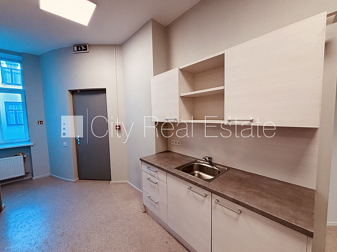 Домовладение, лифт, лестничная клетка после капитального ремонта, окна выходят Рига - изображение 14