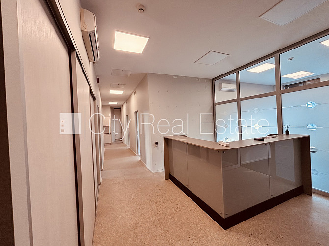 Домовладение, лифт, лестничная клетка после капитального ремонта, окна выходят Рига - изображение 9