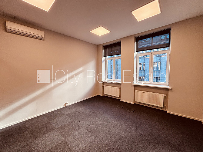 Домовладение, лифт, лестничная клетка после капитального ремонта, окна выходят Рига - изображение 10