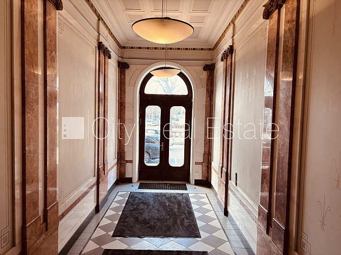 Домовладение, лифт, лестничная клетка после капитального ремонта, окна выходят Рига - изображение 4