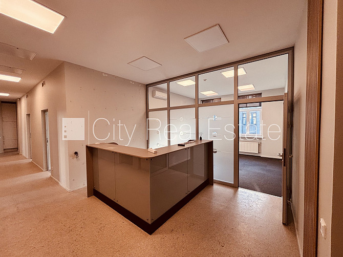 Домовладение, лифт, лестничная клетка после капитального ремонта, окна выходят Рига - изображение 8