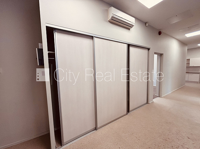 Домовладение, лифт, лестничная клетка после капитального ремонта, окна выходят Рига - изображение 19