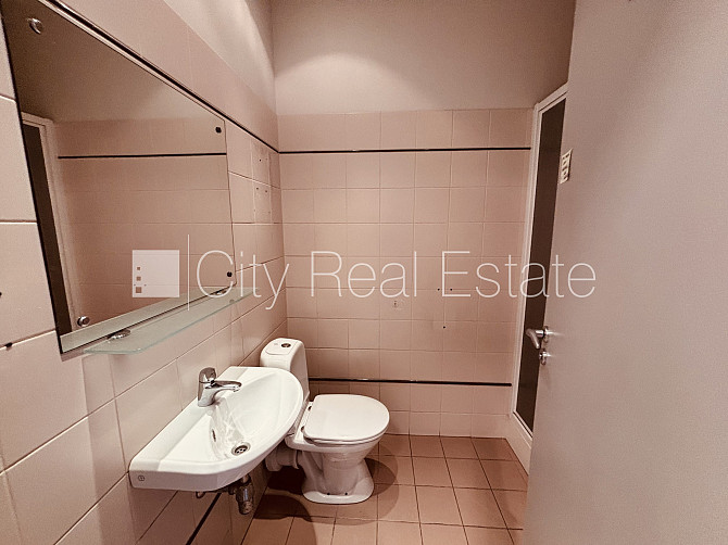 Домовладение, лифт, лестничная клетка после капитального ремонта, окна выходят Рига - изображение 15