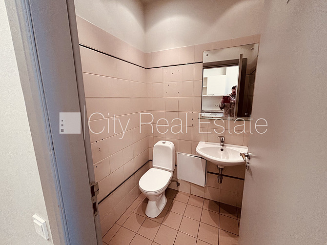 Домовладение, лифт, лестничная клетка после капитального ремонта, окна выходят Рига - изображение 17