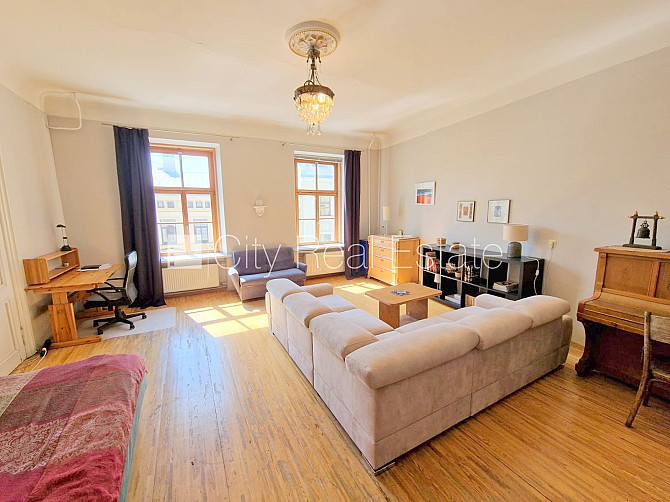 Fasādes māja, renovēta māja, ieeja no ielas, kāpņu telpa pēc kosmētiskā remonta, logi Rīga - foto 12