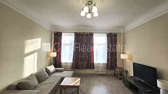 Фасадный дом, закрытый двор, возможность аренды парковки, вход со двора, окна Рига