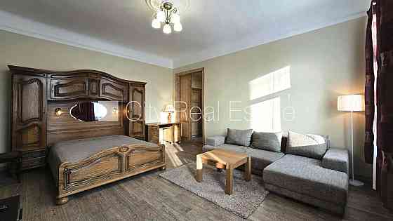 Фасадный дом, закрытый двор, возможность аренды парковки, вход со двора, окна Рига