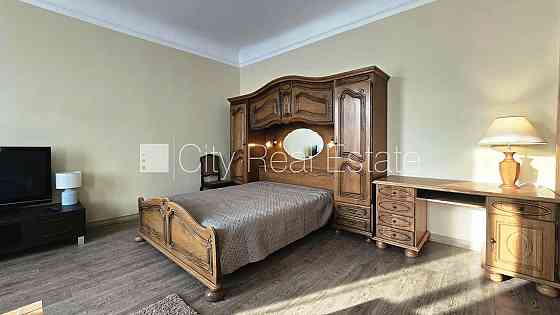 Фасадный дом, закрытый двор, возможность аренды парковки, вход со двора, окна Рига