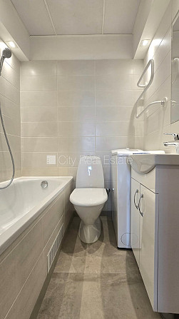 Фасадный дом, закрытый двор, возможность аренды парковки, вход со двора, окна Рига - изображение 13