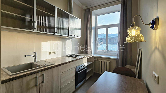 Фасадный дом, закрытый двор, возможность аренды парковки, вход со двора, окна Рига - изображение 9