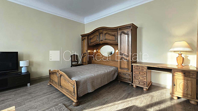 Фасадный дом, закрытый двор, возможность аренды парковки, вход со двора, окна Рига - изображение 3