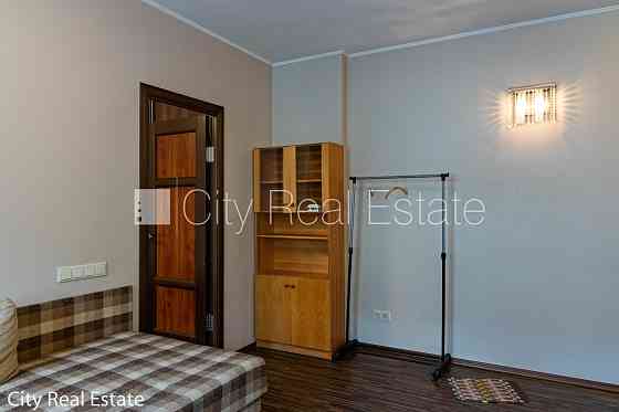 Здание во дворе, реновированный дом, благоустроенная озеленённая территория, Rīga