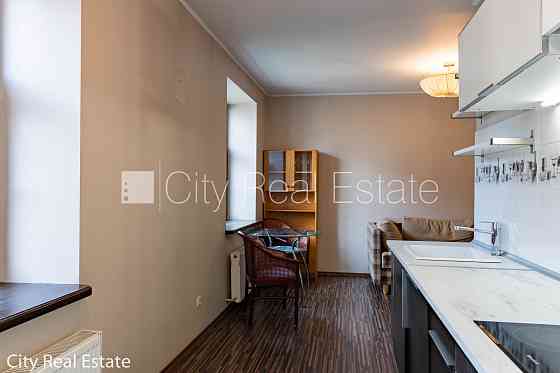 Здание во дворе, реновированный дом, благоустроенная озеленённая территория, Rīga