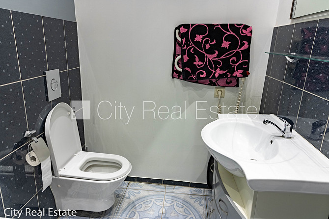 Здание во дворе, реновированный дом, благоустроенная озеленённая территория, Рига - изображение 13