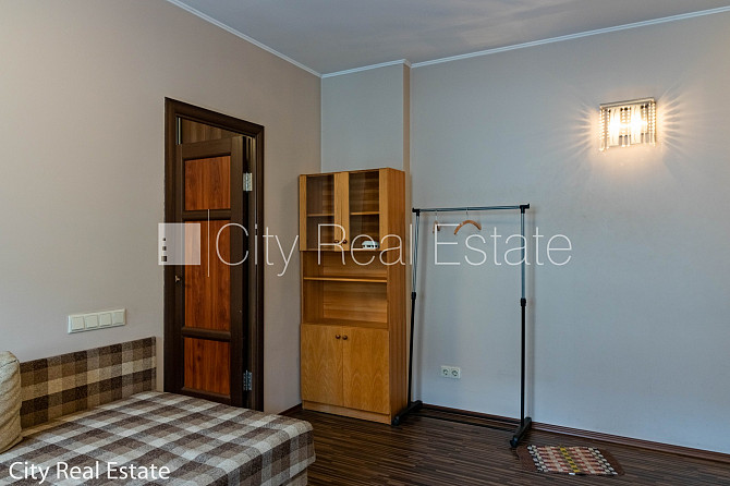 Здание во дворе, реновированный дом, благоустроенная озеленённая территория, Рига - изображение 4