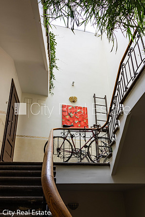 Здание во дворе, реновированный дом, благоустроенная озеленённая территория, Рига - изображение 16