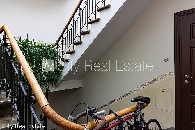 Здание во дворе, реновированный дом, благоустроенная озеленённая территория, Рига - изображение 17