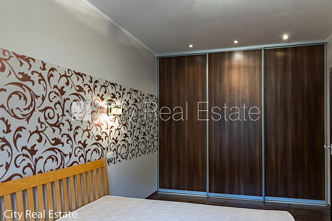 Здание во дворе, реновированный дом, благоустроенная озеленённая территория, Рига - изображение 9