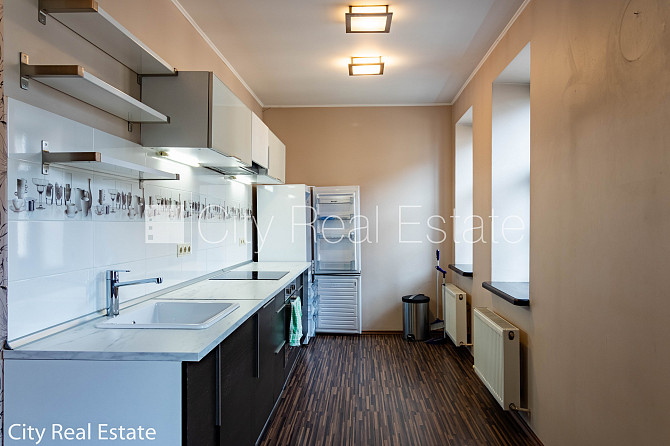 Здание во дворе, реновированный дом, благоустроенная озеленённая территория, Рига - изображение 1