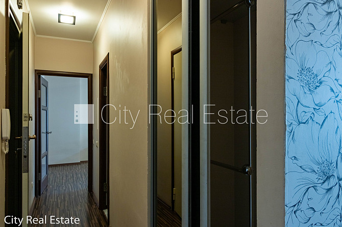 Здание во дворе, реновированный дом, благоустроенная озеленённая территория, Рига - изображение 12