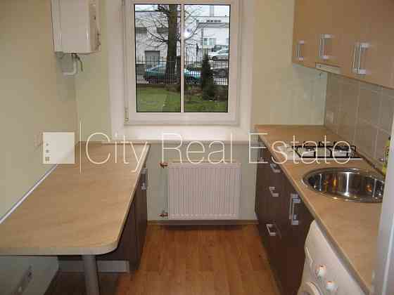 Реновированный дом, благоустроенная озеленённая территория, закрытый двор, Rīga