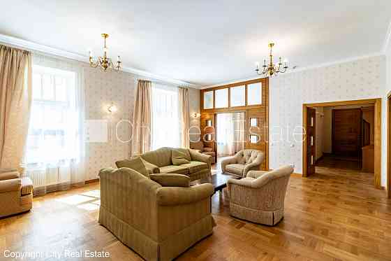 Фасадный дом, реновированный дом, закрытый двор, место для машины, вход с улицы и Rīga