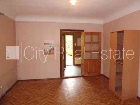 Фасадный дом, благоустроенный озеленённый двор, закрытый двор, территория Рига