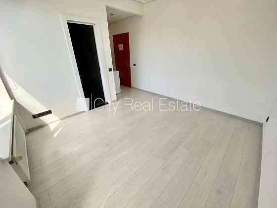 Новостройка, фасадный дом, закрытый двор, вход с улицы, лифт, лестничная клетка Рига