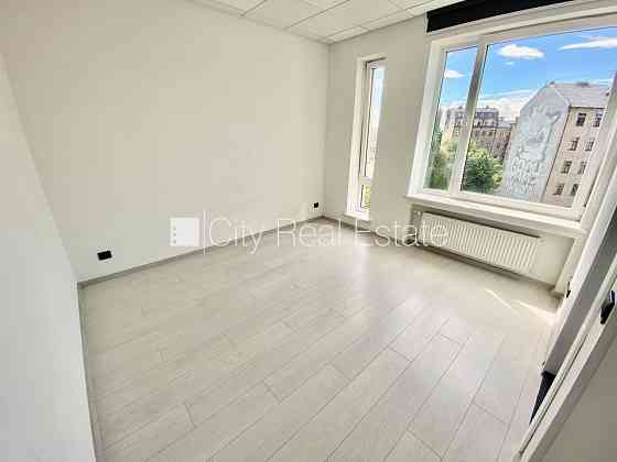 Новостройка, фасадный дом, закрытый двор, вход с улицы, лифт, лестничная клетка Рига