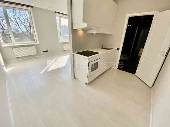 Новостройка, фасадный дом, вход с улицы, лифт, лестничная клетка после Rīga