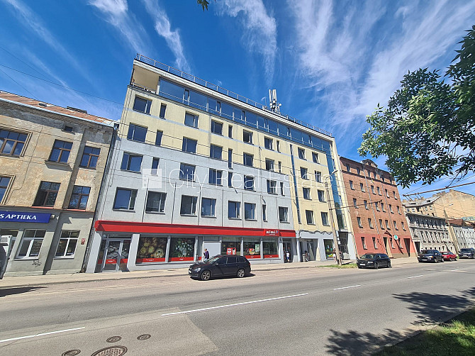 Jaunceltne, fasādes māja, ieeja no ielas, ir lifts, kāpņu telpa pēc kapitālā remonta, jumta Rīga - foto 13