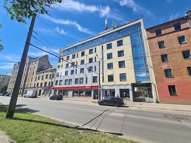 Jaunceltne, fasādes māja, ieeja no ielas, ir lifts, kāpņu telpa pēc kapitālā remonta, jumta Rīga - foto 14