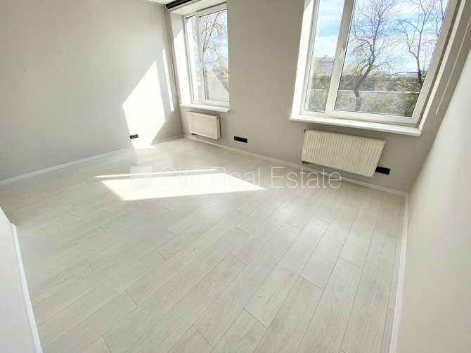 Jaunceltne, fasādes māja, ieeja no ielas, ir lifts, kāpņu telpa pēc kapitālā remonta, jumta Rīga - foto 2