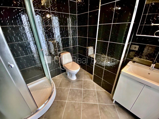 Jaunceltne, fasādes māja, ieeja no ielas, ir lifts, kāpņu telpa pēc kapitālā remonta, jumta Rīga - foto 7