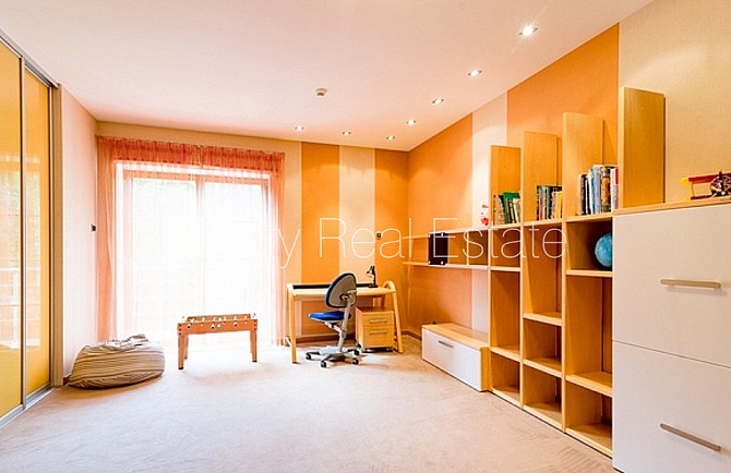 Privātmāja, labiekārtota apzaļumota teritorija 1527 m2, teritorijas iebrauktuves vārti Jūrmala - foto 7