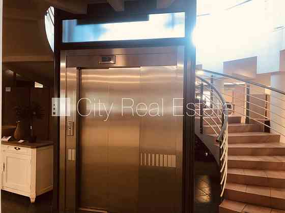 Широкий вид из окна, система вентиляции воздуха, в здании есть подъемник для Рига