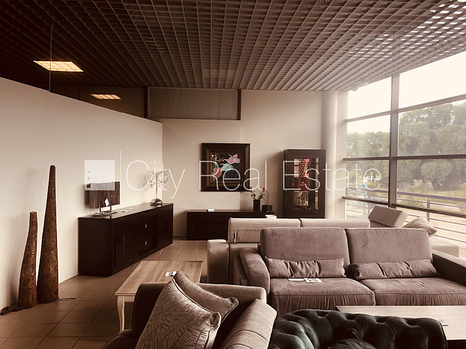 Plašs skats no loga, gaisa ventilācijas sistēma, ēkā ir preču pārkraušanas ceļamkrāns, ir Rīga - foto 2