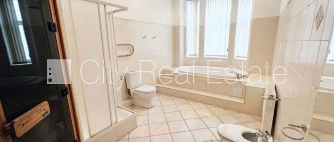 Renovēta māja, slēgts pagalms, kāpņu telpa pēc kapitālā remonta, balkons, sauna, logi Rīga - foto 8