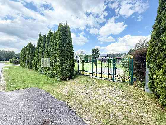 Благоустроенная озеленённая территория, территория обнесена железным забором, Рижский район