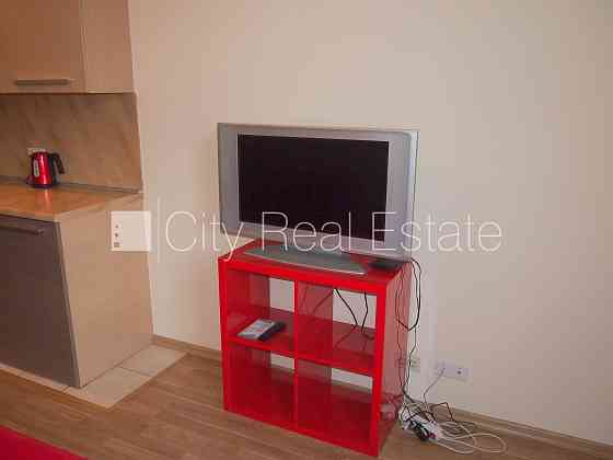 Фасадный дом, реновированный дом, благоустроенная озеленённая территория, вход с Рига