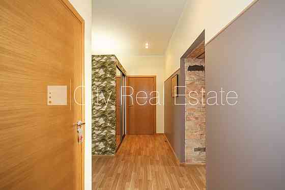 Фасадный дом, реновированный дом, благоустроенная озеленённая территория, вход с Рига