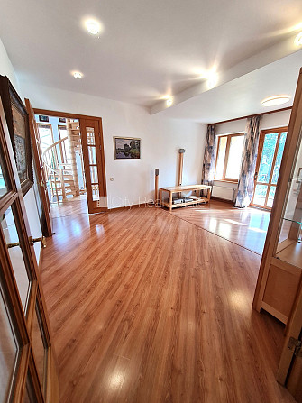 Частный дом, территория обнесена железным забором, места для нескольких машин, Рига - изображение 10