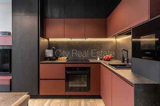 Новостройка, фасадный дом, зеленая территория, благоустроенный озеленённый двор, Юрмала