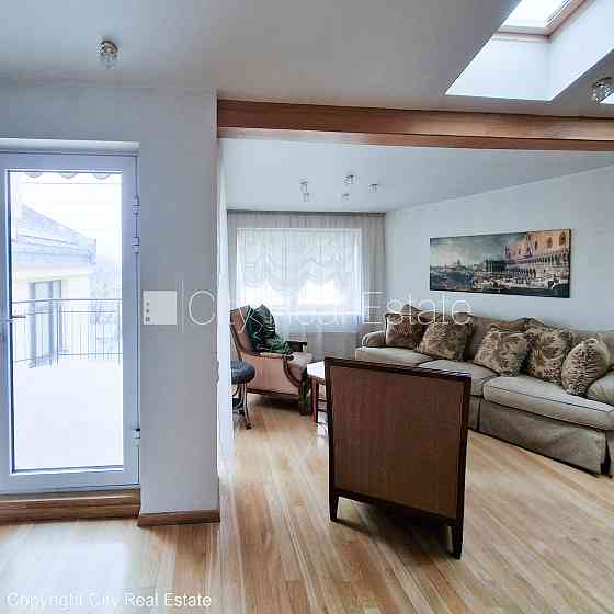 Фасадный дом, реновированный дом, вход с улицы, лифт, лестничная клетка после Рига