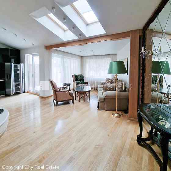 Фасадный дом, реновированный дом, вход с улицы, лифт, лестничная клетка после Рига