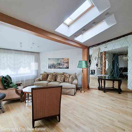 Фасадный дом, реновированный дом, вход с улицы, лифт, лестничная клетка после Рига