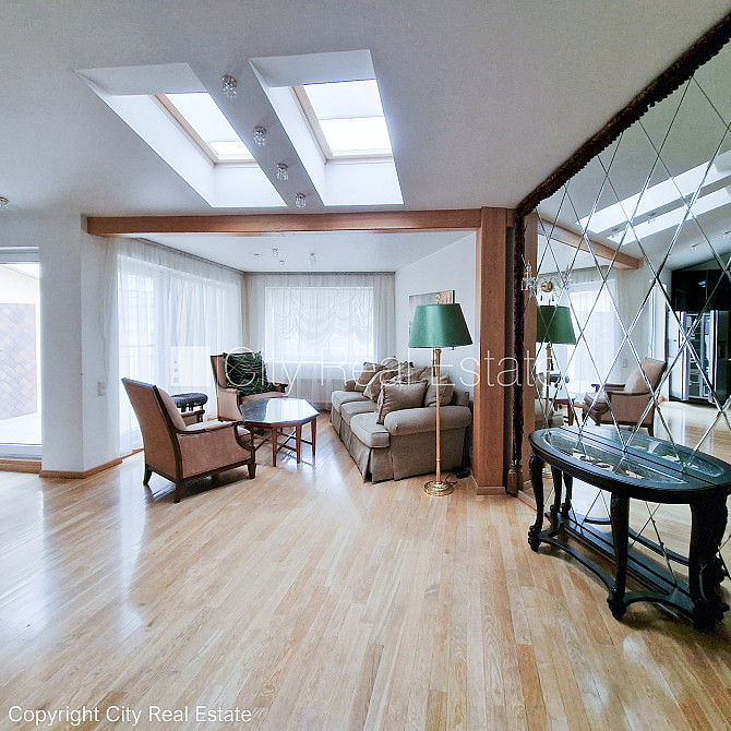 Фасадный дом, реновированный дом, вход с улицы, лифт, лестничная клетка после Рига - изображение 1