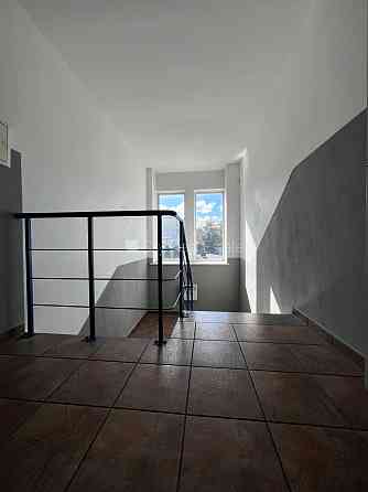 Территория обнесена забором, закрытая территория, места для нескольких машин, Rīga