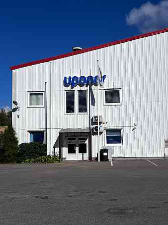 Территория обнесена забором, закрытая территория, места для нескольких машин, Rīga